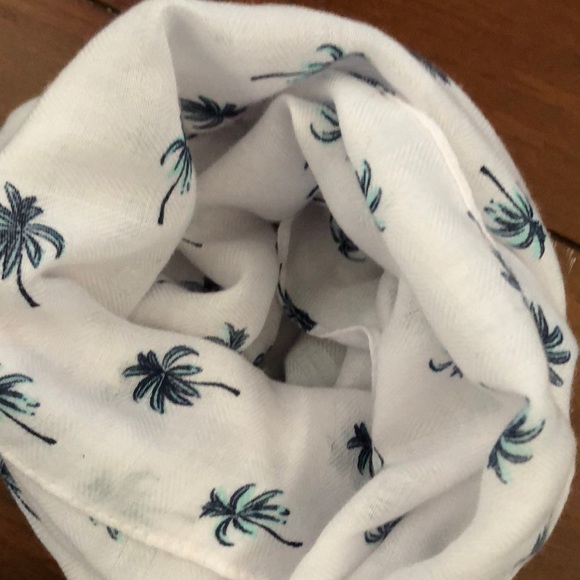 NWOT palm tree print white scarf - Picture 4 of 4